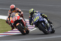 Marc Marquez, Repsol Honda Team, Valentino Rossi, Yamaha Factory Racing se touchent