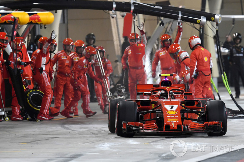 Kimi Raikkonen, Ferrari SF71H percute un mécanicien dans les stands