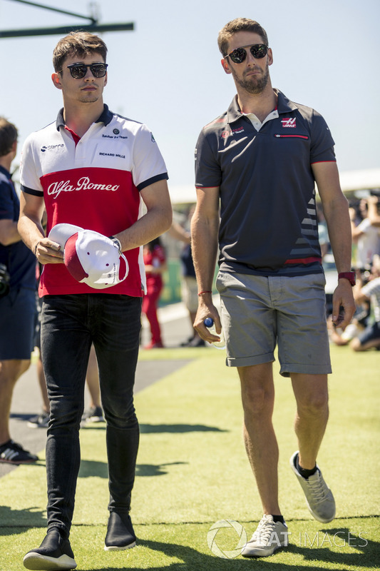 Charles Leclerc, Sauber et Romain Grosjean, Haas F1 Team lors de la parade des pilotes