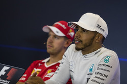 Le vainqueur Lewis Hamilton, Mercedes AMG F1, le deuxième, Sebastian Vettel, Ferrari