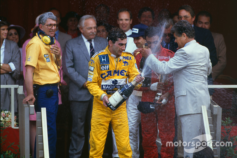 Podio: ganador carrera Ayrton Senna, Team Lotus con Lotus Jefe Peter Warr, que recogió el trofeo de constructores