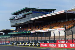 La ligne droite du circuit du Mans avec les tribunes