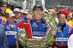 Такума Сато (Andretti Autosport Honda) з кільцем переможця Інді-500