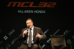 Zak Brown, directeur exécutif McLaren Technology Group, est interviewé sur la scène