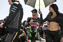 Tom Sykes, Kawasaki Racing avec une charmante Monster Energy Girl
