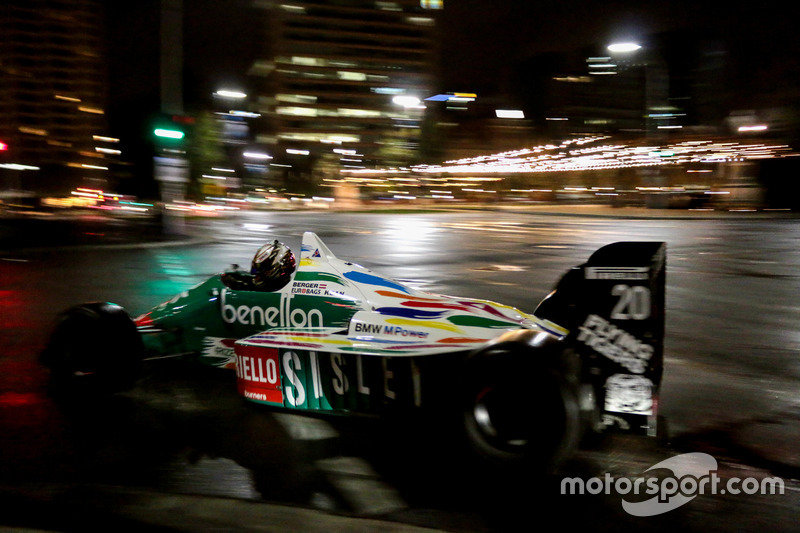 Un coche de Benetton F1 en las calles de Adelaida