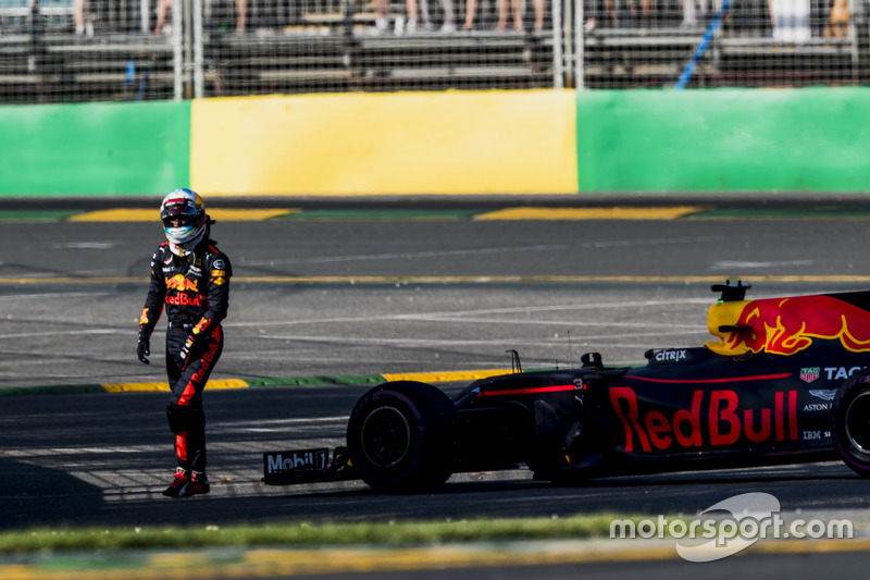 Daniel Ricciardo, Red Bull Racing, se aleja de su coche