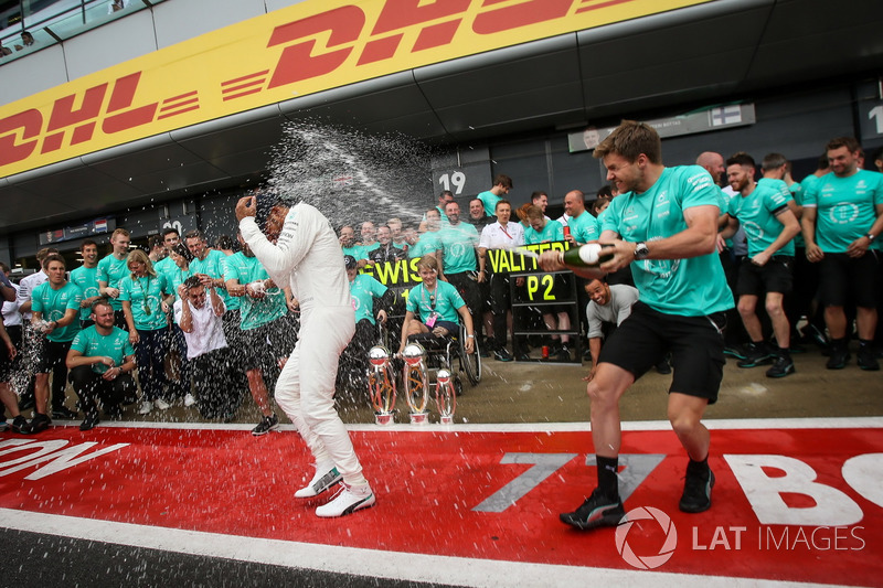 Lewis HLewis Hamilton, Mercedes AMG F1 celebrates, champagne and the trophies with Billy Monger rother NickolasHamilton Billy Monger, and he team