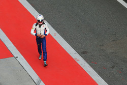 Antonio Giovinazzi, Sauber, revient au garage après son accident