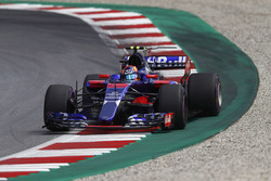 Карлос Сайнс-молодший, Scuderia Toro Rosso STR12, на виході зі заносу
