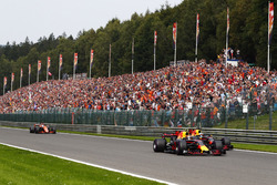 Max Verstappen, Red Bull Racing RB13, Daniel Ricciardo, Red Bull Racing RB13, Fernando Alonso, McLaren MCL32, on the formation lap