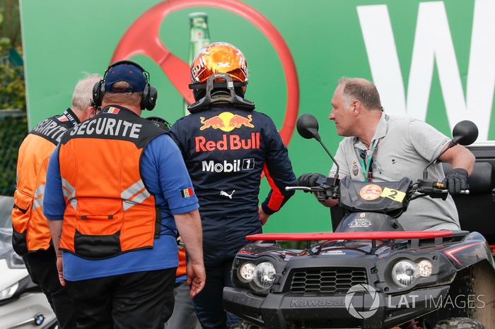 Max Verstappen, Red Bull Racing, se retira d ela carrera