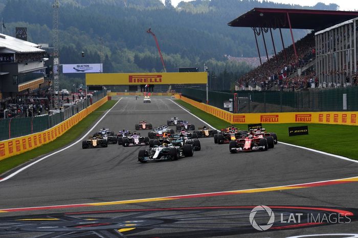 Lewis Hamilton, Mercedes-Benz F1 W08  líder al inicio de la carrera