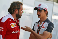 Esteban Gutiérrez, Haas F1 Team con Gino Rosato, Ferrari