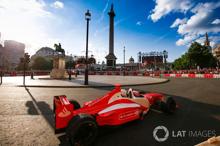 Jenson Button, McLaren, da un paseo a Naomi Campbell en un biplaza