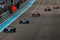 Lewis Hamilton, Mercedes AMG F1 W07 Hybrid vor Nico Rosberg, Mercedes AMG F1 W07 Hybrid