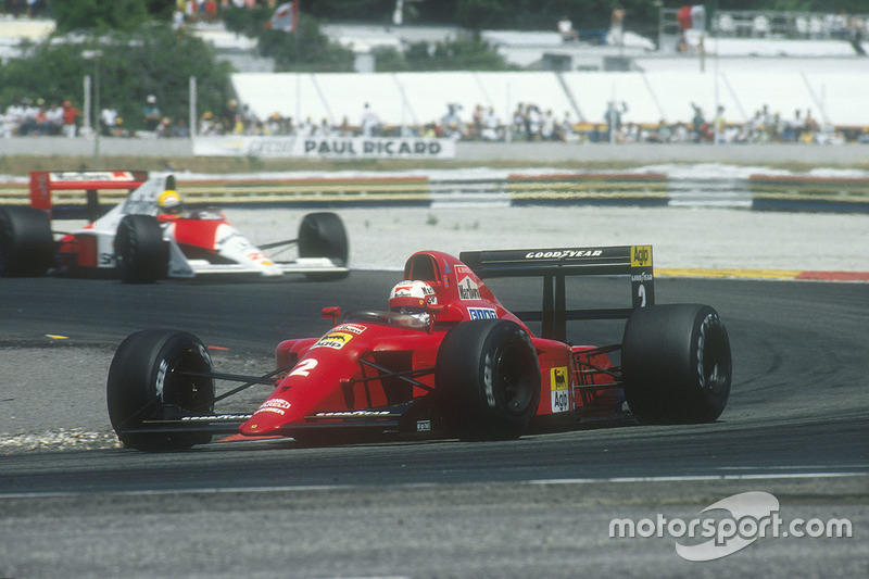 Nigel Mansell, Ferrari 641 followed by Ayrton Senna, McLaren MP4/5B Honda