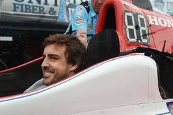 Fernando Alonso assis dans la voiture de Marco Andretti