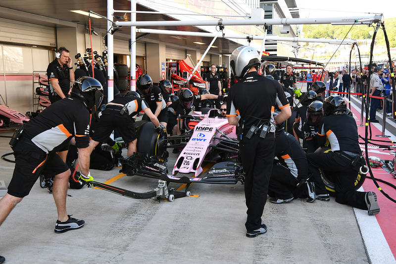 Sahara Force India mechanics make a practice pitstop