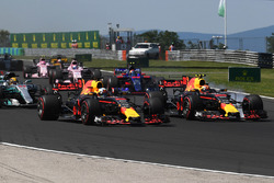 Старт гонки: Даниэль Риккардо и Макс Ферстаппен, Red Bull Racing RB13