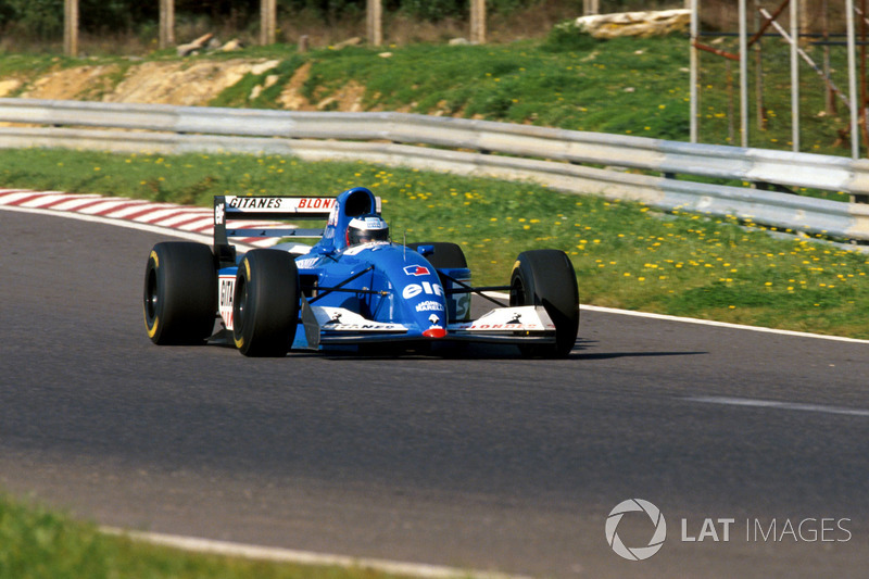 Michael Schumacher prueba el Ligier JS39B Renault para evaluar el motor Renault V10