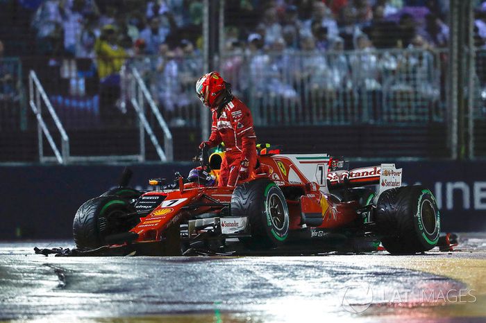 Kimi Raikkonen, Ferrari SF70H deja su coche después del choque con Max Verstappen, Red Bull Racing RB13