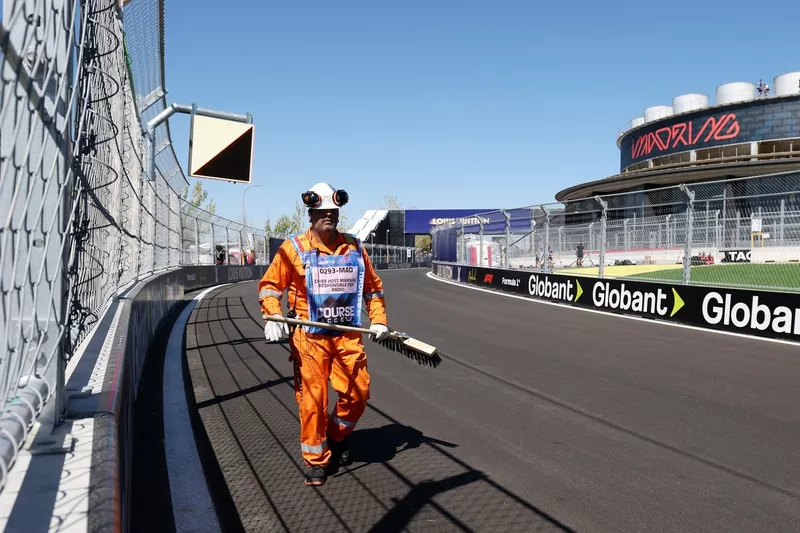 El comisario retira los restos de la pista