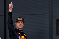 Max Verstappen, Red Bull Racing RB12 celebran su tercer lugar después de la clasificación