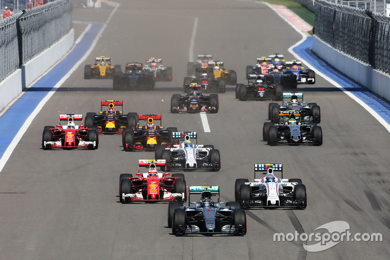 Nico Rosberg, Mercedes AMG F1 Team W07 leads at the start of the race