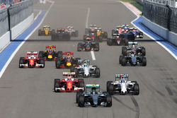 Nico Rosberg, Mercedes AMG F1 Team W07 aan de leiding bij de start