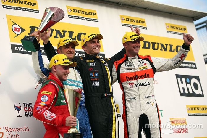 Podio: Ganador de la carrera, Aron Smith, BKR, segundo lugar Gordon Shedden, Halfords Yuasa Racing, tercer lugar Colin Turkington, Silverline Subaru BMR