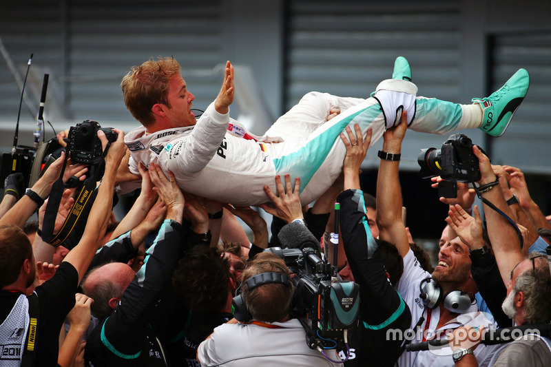 Ganador de la carrera Nico Rosberg, Mercedes AMG F1 celebra con el equipo en parc ferme