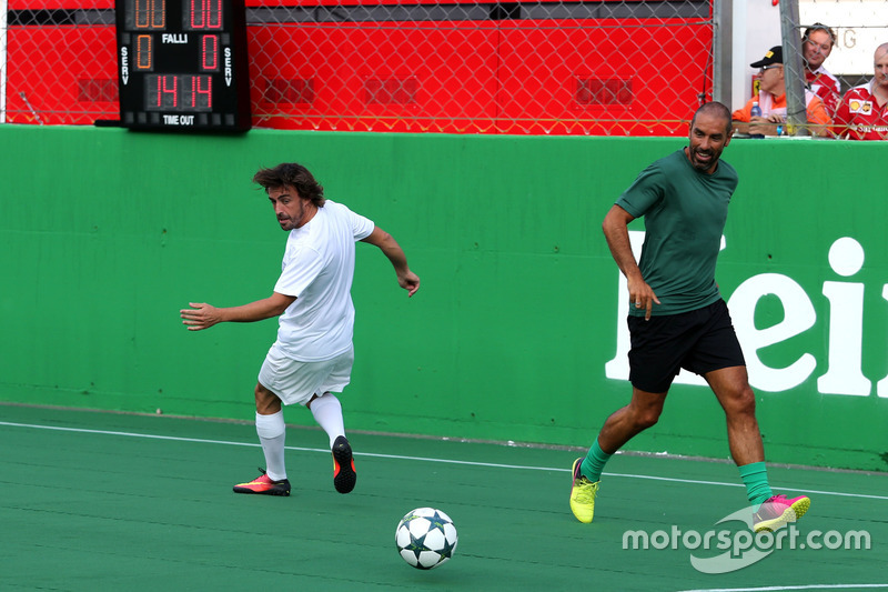 Fernando Alonso, McLaren Honda beim Charity-Fussballspiel