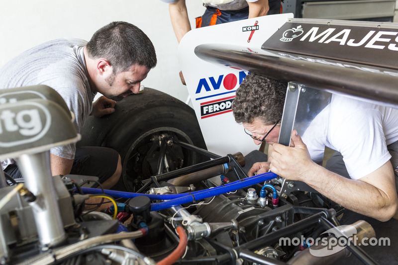 Meccanici a lavoro su una monoposto