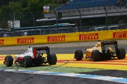 Romain Grosjean, Haas F1 Team VF-16 en Kevin Magnussen, Renault Sport F1 Team RS16, strijden om posi
