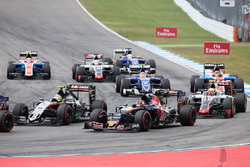Sergio Perez, Sahara Force India F1 VJM09; Daniil Kvyat, Scuderia Toro Rosso STR11
