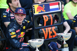 Победитель гонки Макс Ферстаппен, Red Bull Racing празднует с командой