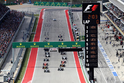 Lewis Hamilton, Mercedes AMG F1 W07 Hybrid voor Nico Rosberg, Mercedes AMG F1 W07 Hybrid, Daniel Ricciardo, Red Bull Racing RB12, Max Verstappen, Red Bull Racing RB12 bij de start