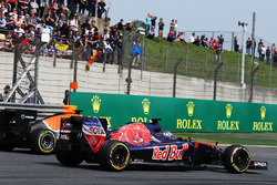 Pascal Wehrlein, Manor Racing MRT05 and Max Verstappen, Scuderia Toro Rosso STR11 battle for positio