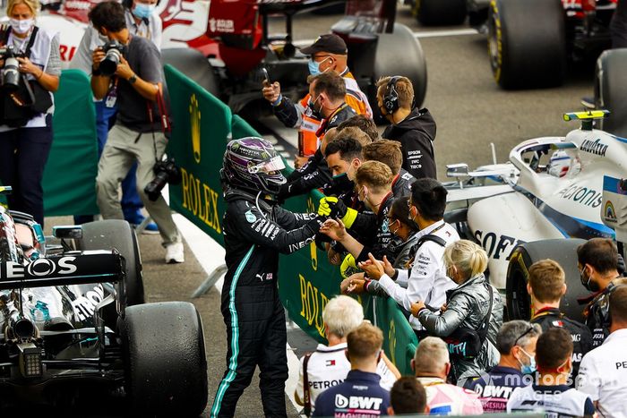 Ganador Lewis Hamilton, Mercedes-AMG F1 celebra en Parc Ferme 