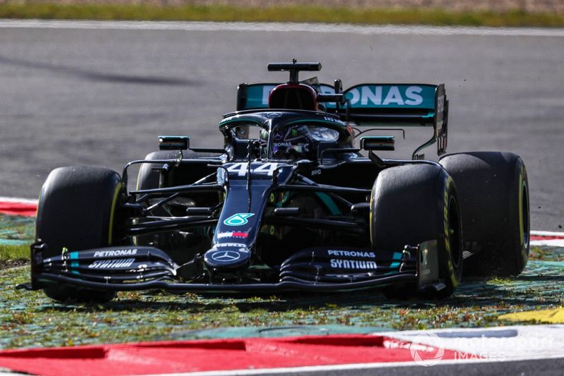 Lewis Hamilton, Mercedes F1 W11, se salta una curva