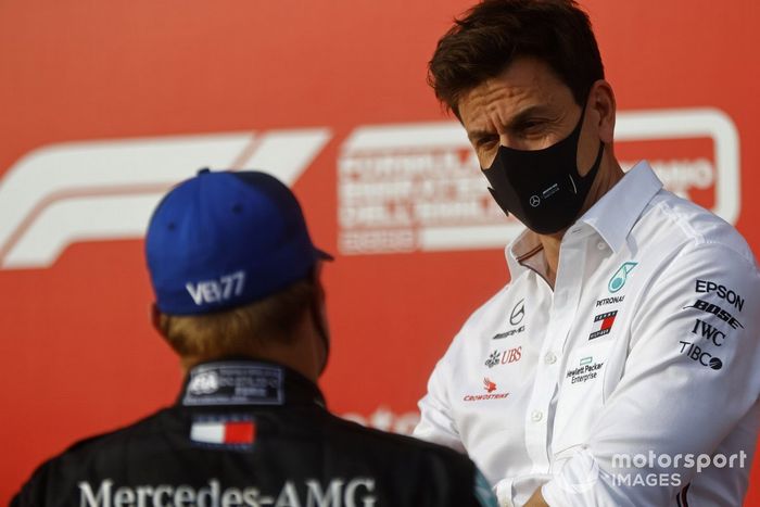 Segundo lugar Valtteri Bottas, Mercedes-AMG F1, y Toto Wolff, Director Ejecutivo Mercedes AMG