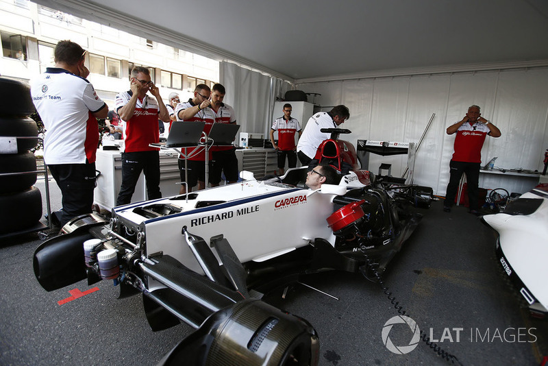 Sauber garage