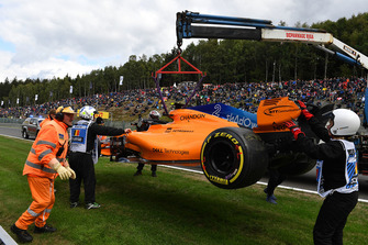 La monoplace de Stoffel Vandoorne, McLaren MCL33 est ramenée au garage