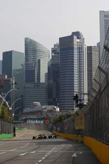 Nico Hulkenberg, Renault Sport F1 Team R.S. 18, leads Lewis Hamilton, Mercedes AMG F1 W09 EQ Power+