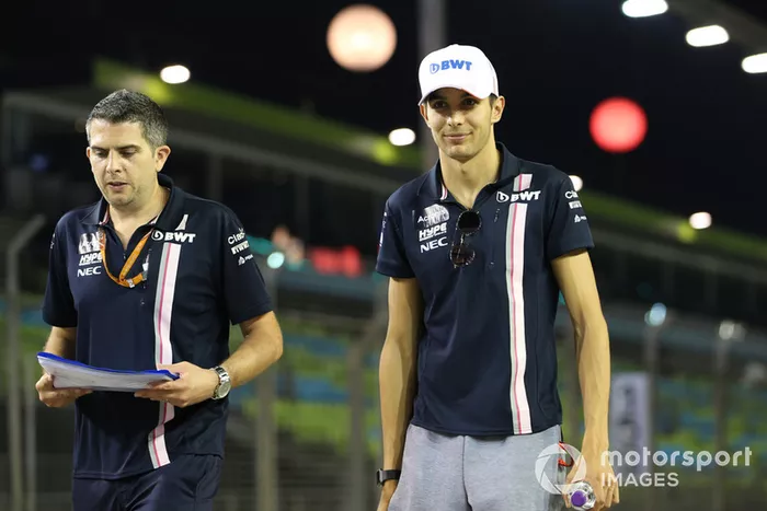 Esteban Ocon, Racing Point Force India F1 Team camina por el circuito
