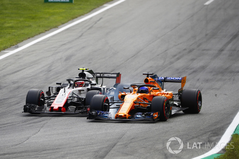 Kevin Magnussen, Haas F1 Team VF-18, et Fernando Alonso, McLaren MCL33, luttent roue dans roue