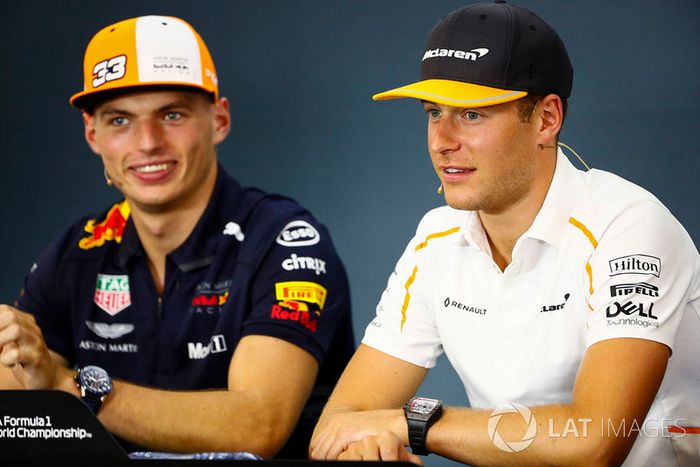 Stoffel Vandoorne, McLaren, y Max Verstappen, Red Bull Racing