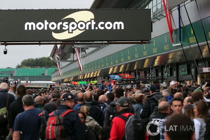 Fans en el pitlane