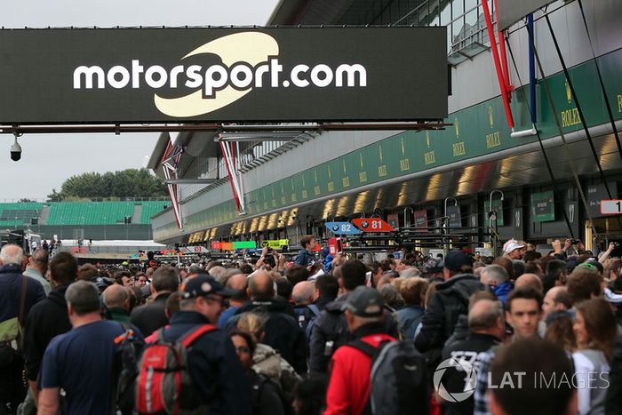 Fans en el pitlane 